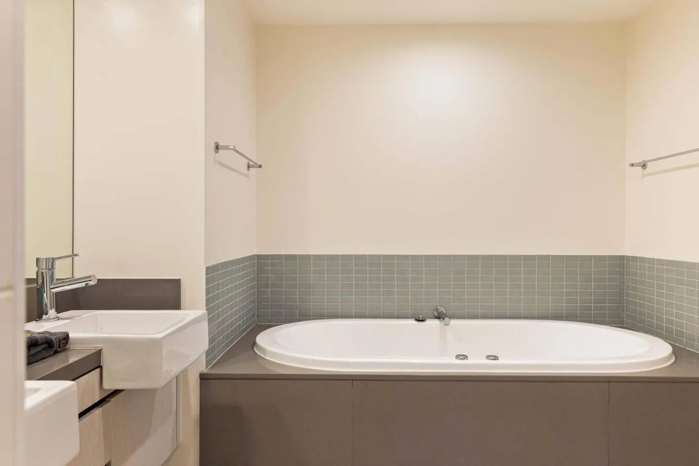 'The Palms' Swim-Out Comfort Meets Tropical Charm Port Douglas Australien